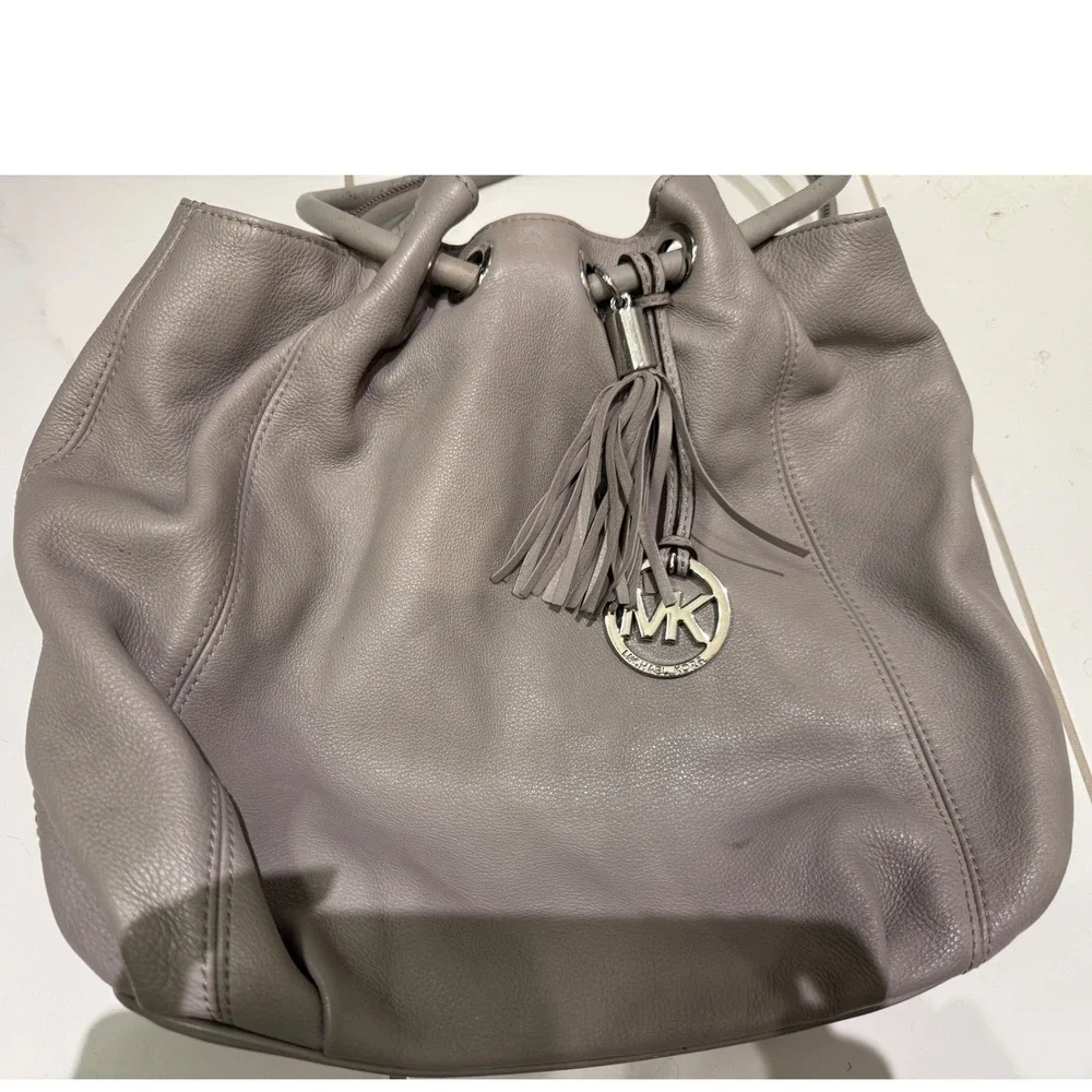 Michael Kors Leather Hobo Shoulder Bag Gray Tassel Drawstring Magnet‎ Close